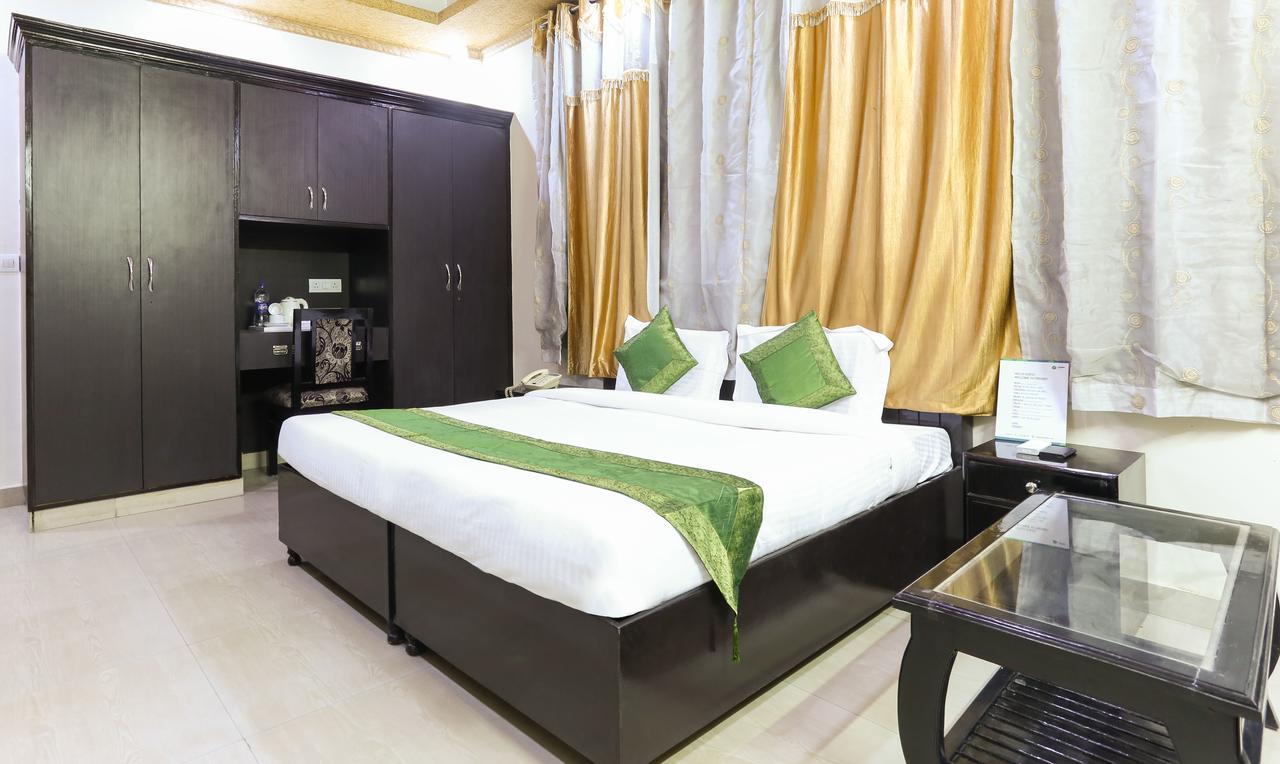 Treebo Trip Sswag 18 Expressway Hotel Noida Exterior photo
