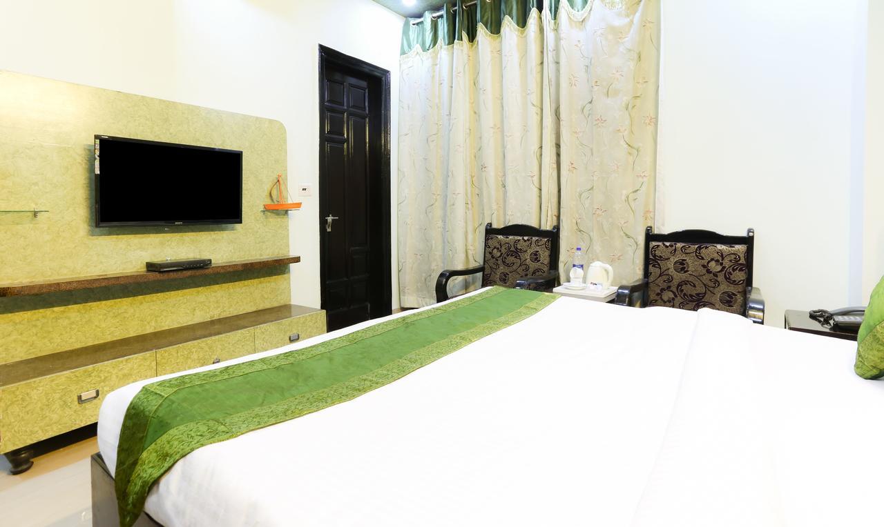 Treebo Trip Sswag 18 Expressway Hotel Noida Exterior photo