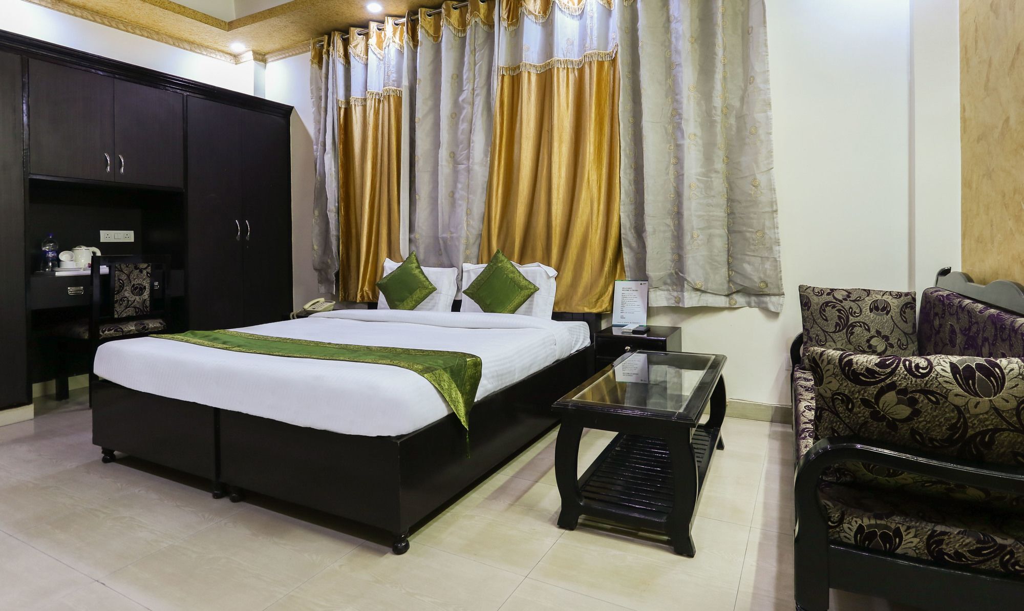 Treebo Trip Sswag 18 Expressway Hotel Noida Exterior photo