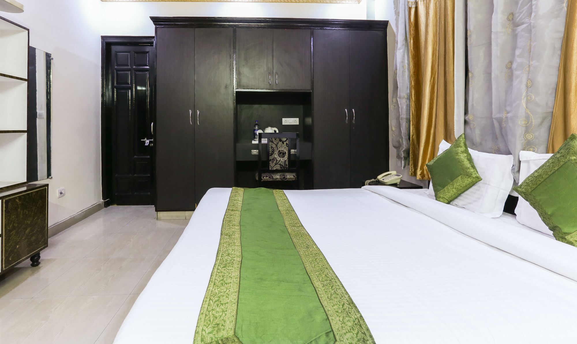 Treebo Trip Sswag 18 Expressway Hotel Noida Exterior photo