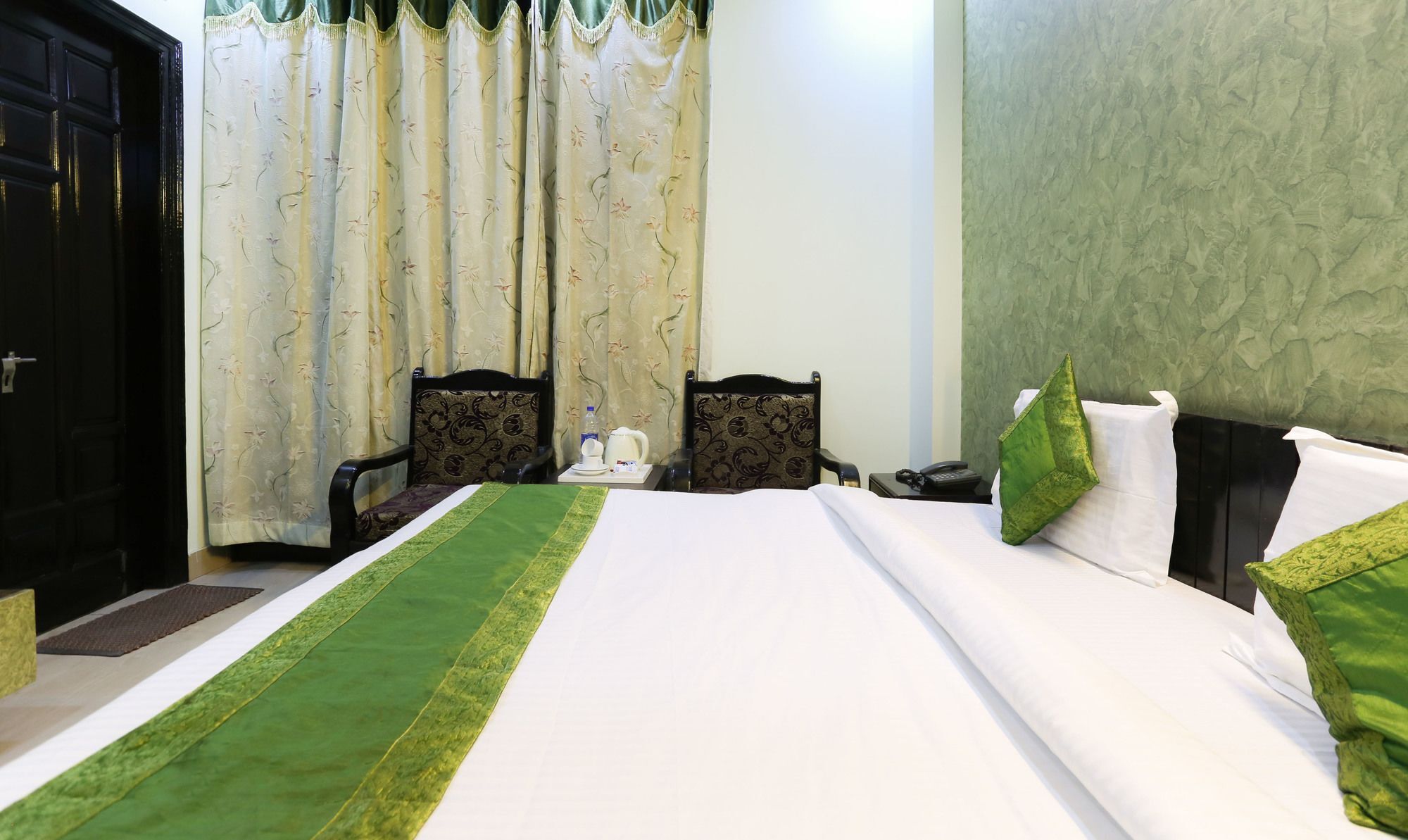 Treebo Trip Sswag 18 Expressway Hotel Noida Exterior photo