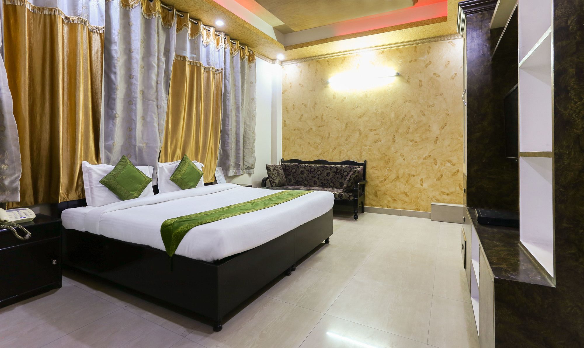 Treebo Trip Sswag 18 Expressway Hotel Noida Exterior photo