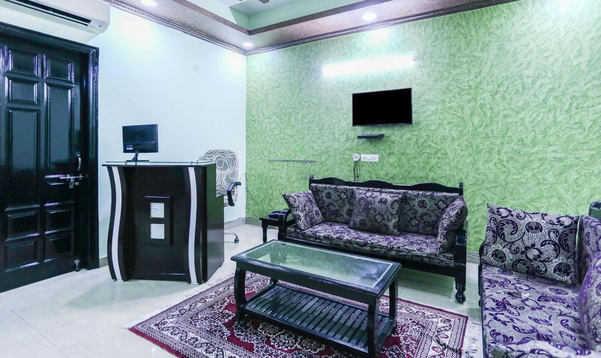 Treebo Trip Sswag 18 Expressway Hotel Noida Exterior photo