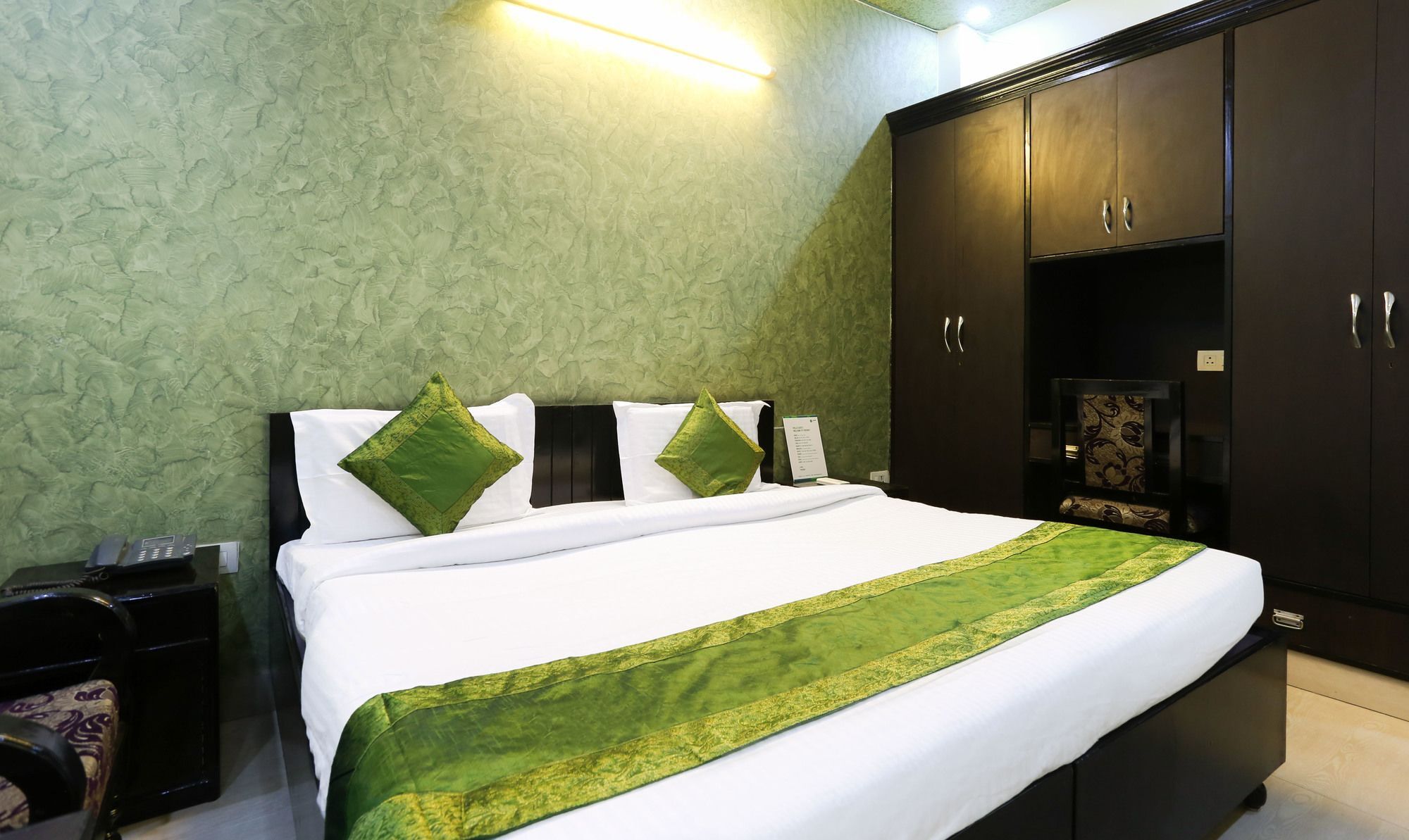 Treebo Trip Sswag 18 Expressway Hotel Noida Exterior photo